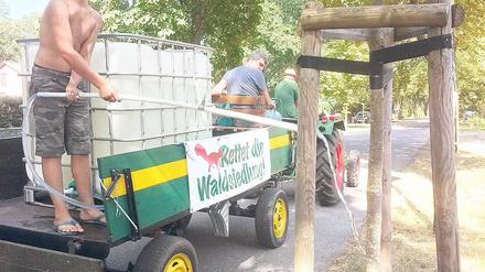 Im Akkord. Der Traktor fährt täglich zum Gießen aus.