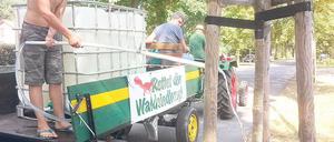 Im Akkord. Der Traktor fährt täglich zum Gießen aus.