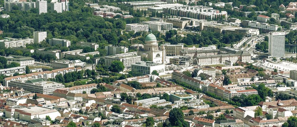 In Veränderung begriffen. Potsdams Mitte wird neu gestaltet. Doch dies sei keine neue Entwicklung, sondern wurde vom Stadtparlament schon kurz nach der Wende beschlossen, sagt Barbara Kuster – lange bevor prominente Neubürger in die Stadt zogen.