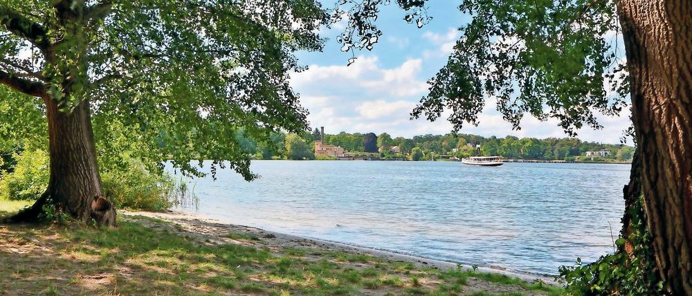 Heute wieder ein Idyll. Nichts erinnert im Neuen Garten mehr an die Zerstörung der wertvollen Gartenanlagen durch die frühere DDR-Grenze. Eine der Stelen des Informationspfades am Jungfernsee soll das ändern.