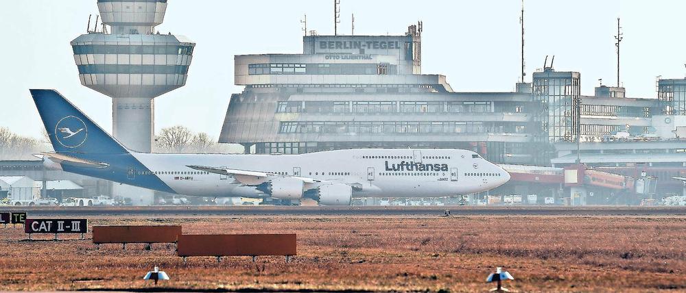 Sind die Koffer drin? Da nach vielen Unwettern die Flugzeuge verspätet gestartet sind, sind nicht in allen Maschinen die Koffer eingeladen worden. An den Bändern in Tegel gibt es zudem nicht immer genügend Personal. Fluggäste schildern stundenlange Wartezeiten, bis die Koffer aufs Rollband geladen werden.
