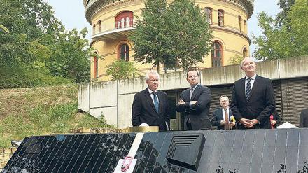 Harmonie. Hüttl, Grenell und Woidke (v. l.) vor dem Satelliten-Modell.