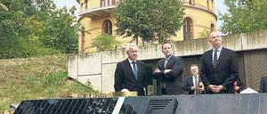 Harmonie. Hüttl, Grenell und Woidke (v. l.) vor dem Satelliten-Modell.