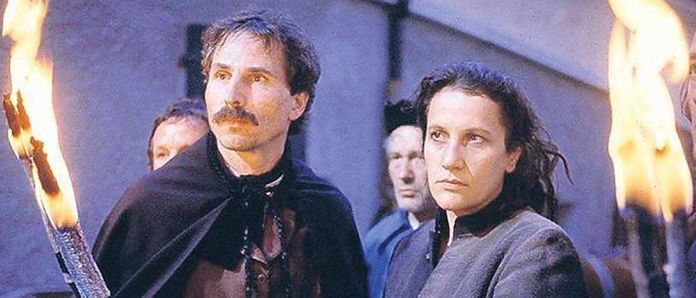 Verurteilt. Als die Tochter ihres Hausherren Stecknadeln in der Milch findet, wird die Magd Anna Göldin beschuldigt, die Milch verzaubert zu haben. Im Juni 1782 wird sie hingerichtet.