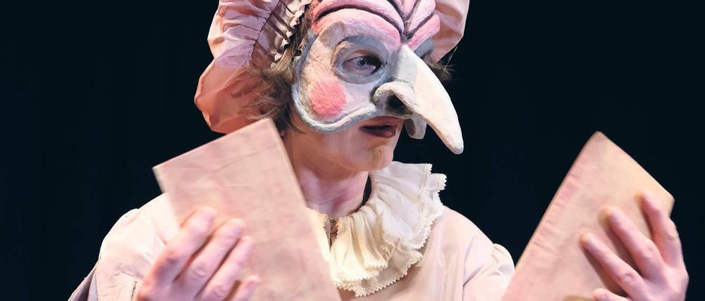Spiel mit Masken. Robin, ein bunter Vogel, ist der Diener des großmäuligen Trunkenbolds Falstaff.
