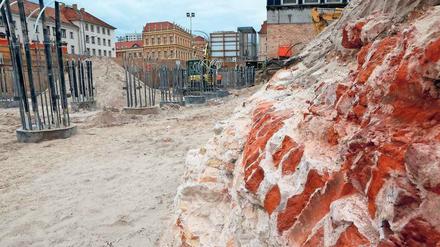 Rechts ist das Ziegelfundament des Garnisonkirchenschiffs zu sehen, links stehen die Bohrpfähle für den neuen Kirchturm.