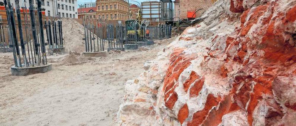 Rechts ist das Ziegelfundament des Garnisonkirchenschiffs zu sehen, links stehen die Bohrpfähle für den neuen Kirchturm.