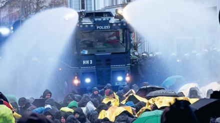 Im Einsatz: Beim Bundesparteitag der AfD im Dezember 2017 in Hannover kamen auch Brandenburgs Wasserwerfer zum Einsatz. In der Mark selbst fahren sie meist nur zur Abschreckung auf.