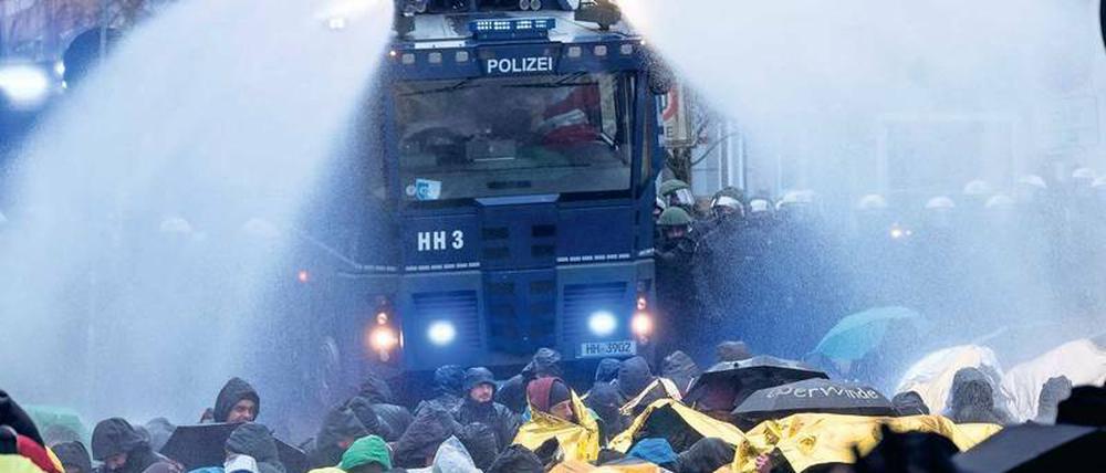 Im Einsatz: Beim Bundesparteitag der AfD im Dezember 2017 in Hannover kamen auch Brandenburgs Wasserwerfer zum Einsatz. In der Mark selbst fahren sie meist nur zur Abschreckung auf.