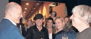 Minister Olaf Scholz (l.) gratuliert Dresen.