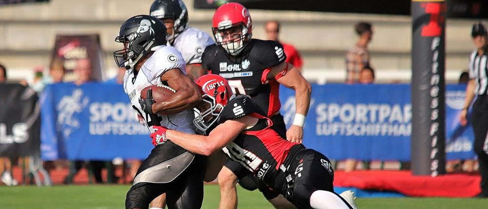 Alles gegeben, aber nichts geholt. Nach schwacher erster Halbzeit und einem 0:14-Rückstand kämpften sich die Potsdam Royals beim Lokalduell gegen die Berlin Rebels in Führung. Diese verteidigten sie – wie hier Leon Adjouri (r.) – bis kurz vor Spielende leidenschaftlich. Doch mit ihrem letzten Angriffsversuch schlugen die Berliner nochmal zu. 