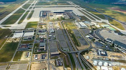 Blick aus einem Kleinflugzeug auf den Flughafen Berlin Brandenburg Airport Willy Brandt in Schönefeld. 