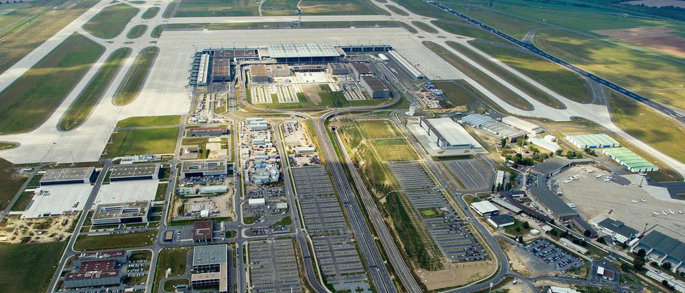 Blick aus einem Kleinflugzeug auf den Flughafen Berlin Brandenburg Airport Willy Brandt in Schönefeld. 