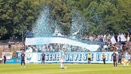 Darauf müssen sie verzichten. Gegen den Chemnitzer FC wehten vor zwei Wochen die blau-weißen Fahnen und Banner der Fans in der Nordkurve. Im Landespokal dürfen die Anhänger nach einem Urteil des Verbandsgerichtes keine Winkelemente mitbringen.