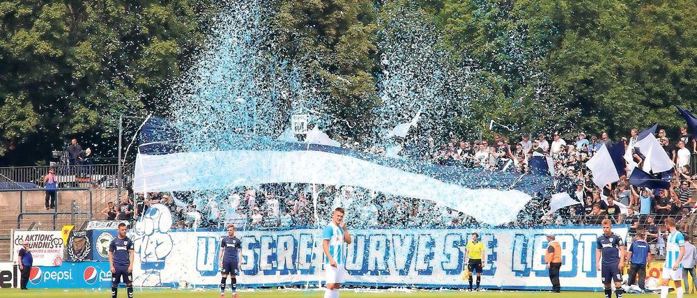 Darauf müssen sie verzichten. Gegen den Chemnitzer FC wehten vor zwei Wochen die blau-weißen Fahnen und Banner der Fans in der Nordkurve. Im Landespokal dürfen die Anhänger nach einem Urteil des Verbandsgerichtes keine Winkelemente mitbringen.