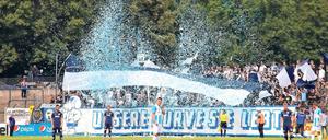 Darauf müssen sie verzichten. Gegen den Chemnitzer FC wehten vor zwei Wochen die blau-weißen Fahnen und Banner der Fans in der Nordkurve. Im Landespokal dürfen die Anhänger nach einem Urteil des Verbandsgerichtes keine Winkelemente mitbringen.