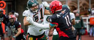 Kein Durchkommen. Alton Voss (r.) ist einer der besten Defensivspieler der Liga. Als US-Akteur ist er mit einem „A“ auf dem Trikot und Helm gekennzeichnet, denn die Amerikaner dürfen nur begrenzt eingesetzt werden.