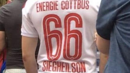 Mit diesem NS-verherrlichenden Trikot besuchte ein Cottbuser Fan ein Heimspiel des Lausitzer Fußballklubs.