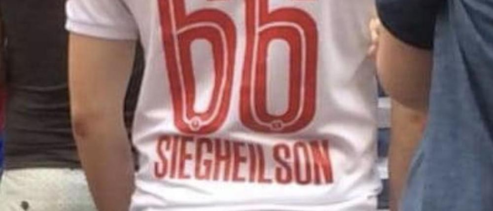 Mit diesem NS-verherrlichenden Trikot besuchte ein Cottbuser Fan ein Heimspiel des Lausitzer Fußballklubs.