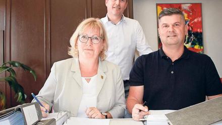 Besiegelt. M. Saß, C. Große und A. Schauer bei der Unterzeichnung.