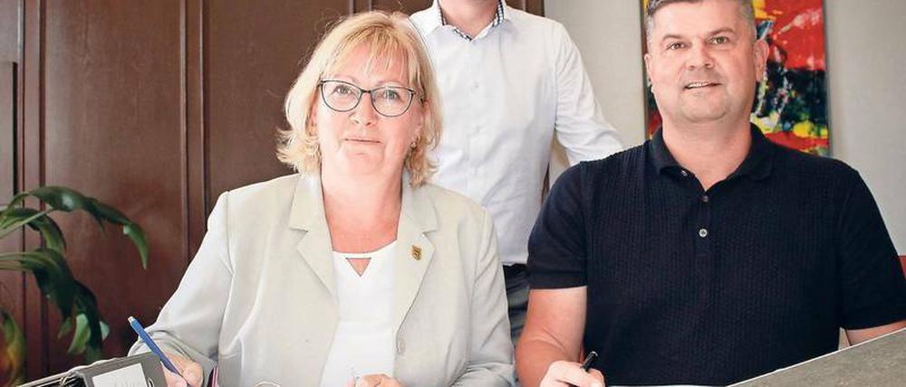 Besiegelt. M. Saß, C. Große und A. Schauer bei der Unterzeichnung.