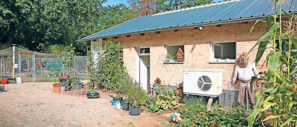 Natur vermitteln. In diesem Teil der Stallanlage in Groß Glienicke sind ein Gruppenraum und Sanitäranlagen für die Kinder untergebracht. Die Spatzennest-Kitakinder sind vormittags vor Ort, die älteren Hortkinder helfen nachmittags auch bei der Versorgung der Tiere. Foto: Andreas Klaer