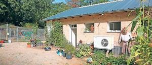Natur vermitteln. In diesem Teil der Stallanlage in Groß Glienicke sind ein Gruppenraum und Sanitäranlagen für die Kinder untergebracht. Die Spatzennest-Kitakinder sind vormittags vor Ort, die älteren Hortkinder helfen nachmittags auch bei der Versorgung der Tiere. Foto: Andreas Klaer