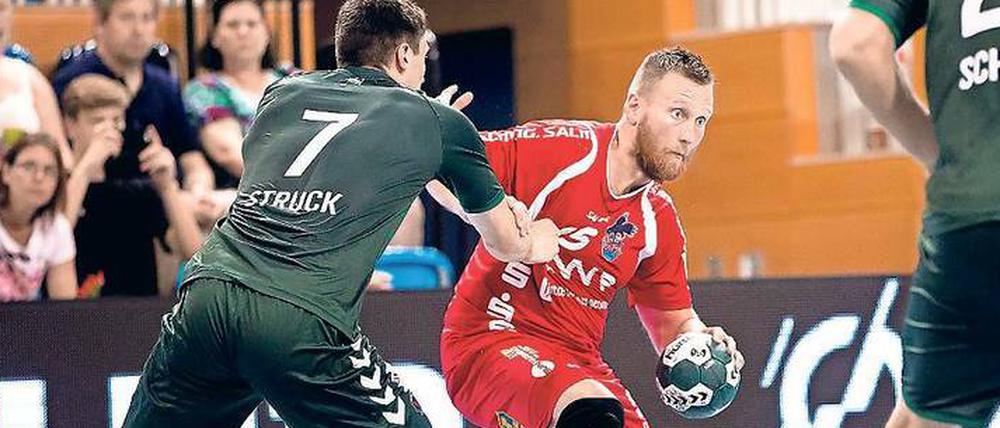 Partnerschaftlich. Zur Saisoneröffnung traf der VfL Potsdam mit Marek Kovacech (r.) auf die Berliner Füchse um Kevin Struck. Beide Vereine arbeiten eng zusammen. In der Liga startet der VfL gegen die Füchse II. Foto: Julius Frick