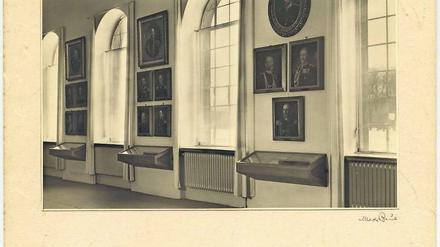 Außen und Innen. Das Garnisonmuseum wurde 1923 im ehemaligen Marstall eröffnet, es bestand bis 1945.