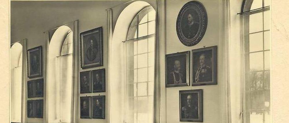 Außen und Innen. Das Garnisonmuseum wurde 1923 im ehemaligen Marstall eröffnet, es bestand bis 1945.