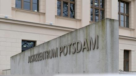 Am Landgericht im Potsdamer Justizzentrum hat am Mittwoch der Prozess gegen die drei Albaner begonnen. Sieben weitere Verhandlungstage sind noch angesetzt.