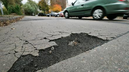 So wie die Straße An der Alten Zauche sehen viele Potsdamer Straßen aus. Die Stadt will nun den Sanierungsstau abarbeiten.