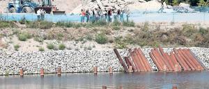 Nah dran. In kleinen Gruppen führten Rathausmitarbeiter Interessenten am Samstag nahe an das Hafenbecken der einstigen Marina heran. Rund 900 Besucher sollen zum Tag der offenen Baustelle gekommen sein.