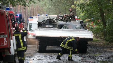 Ein Pionierpanzer vom Typ Dachs der Bundeswehr fährt durch ein Waldstück bei Treuenbrietzen. 