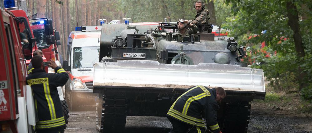 Ein Pionierpanzer vom Typ Dachs der Bundeswehr fährt durch ein Waldstück bei Treuenbrietzen. 