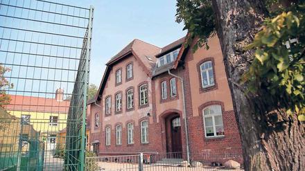 Zukunftsvorstellung. Auf dem Schulcampus in Caputh könnten einige Veränderungen anstehen. Nach den Vorstellungen der Planer könnte beispielsweise das Haus III (links) aufgestockt werden, um zusätzlichen Platz für mehr Schüler zu schaffen. Fotos: Martin Müller