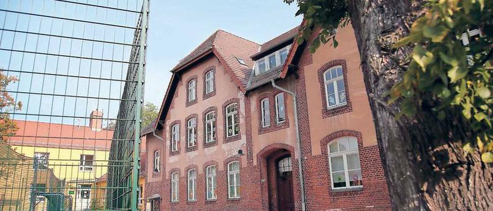 Zukunftsvorstellung. Auf dem Schulcampus in Caputh könnten einige Veränderungen anstehen. Nach den Vorstellungen der Planer könnte beispielsweise das Haus III (links) aufgestockt werden, um zusätzlichen Platz für mehr Schüler zu schaffen. Fotos: Martin Müller