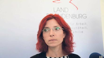Aufgegeben. In einer knappen Erklärung vor der Presse gab Brandenburgs Gesundheitsministerin Diana Golze (Die Linke) ihren Rücktritt bekannt. Durch den Pharmaskandal war der Druck auf sie in den vergangenen Wochen immer stärker geworden.