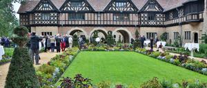 Neben der Schlosshülle wurden auch die Außenanlagen wie der Blumengarten denkmalgerecht wiederhergestellt.