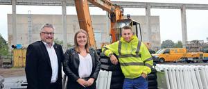 Zusammengefunden. TRP-Geschäftsführer Uwe Langleist mit den Auszubildenden Lara Steinfelder und Niklas Bräkow, zwei von 23 Azubis der Teltower Baufirma. 