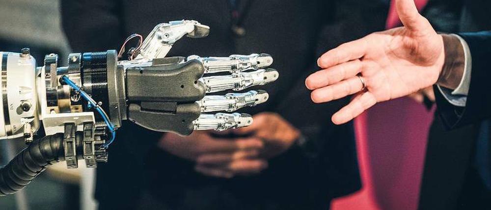 Hand in Hand. Beim Thema Künstliche Intelligenz (KI) haben die Länder Brandenburg und Berlin viel zu bieten. 28 Prozent aller deutschen KI-Firmen kommen aus der Hauptstadtregion.