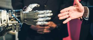 Hand in Hand. Beim Thema Künstliche Intelligenz (KI) haben die Länder Brandenburg und Berlin viel zu bieten. 28 Prozent aller deutschen KI-Firmen kommen aus der Hauptstadtregion.