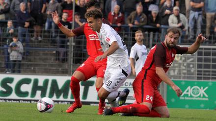 In die Mangel genommen. Farid Abderrahmane (M.) musste sich mit dem SVB gegen defensivstarke Rathenower, die aber auch gute Angriffsakzente setzten, behaupten. 