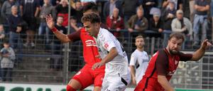 In die Mangel genommen. Farid Abderrahmane (M.) musste sich mit dem SVB gegen defensivstarke Rathenower, die aber auch gute Angriffsakzente setzten, behaupten. 