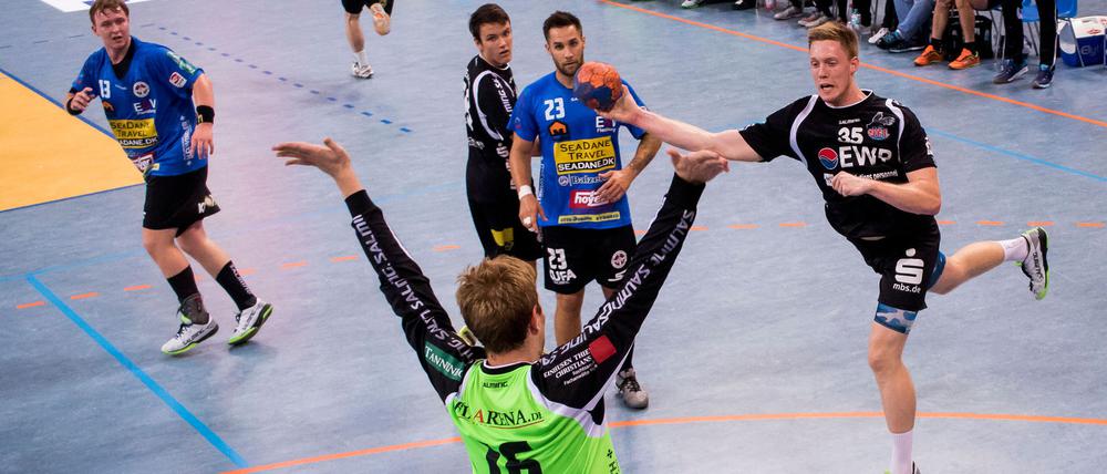 Versenkt und verwaltet. Mit einem starken Start in die zweite Hälfte stellten die VfL-Handballer um Phil-Lukas Winter (r.) gegen den DHK Flensborg die Weichen auf Sieg. 
