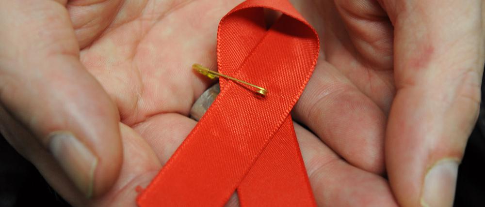 Symbol einer Krankheit. In Brandenburg gibt es geschätzte 470 HIV-Kranke. Von ihrer Erkrankung wissen aber nur etwa 150 Betroffene.