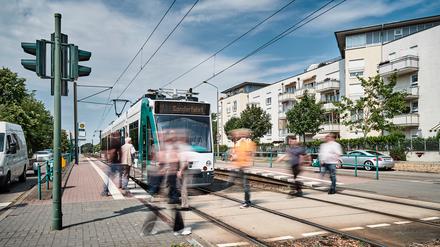 Der im Rahmen der Weltpremiere vorgestellte Erprobungsträger einer autonomen Tram ist nicht für den kommerziellen Einsatz ausgelegt. Ziel des Entwicklungsprojekts ist es, die technologischen Herausforderungen des autonomen Fahrens unter realen Einsatzbedingungen zu erfassen, Lösungsansätze dafür zu entwickeln und zu testen. Gemeinsam mit ViP ist bereits eine Fortführung der Zusammenarbeit im Gespräch.