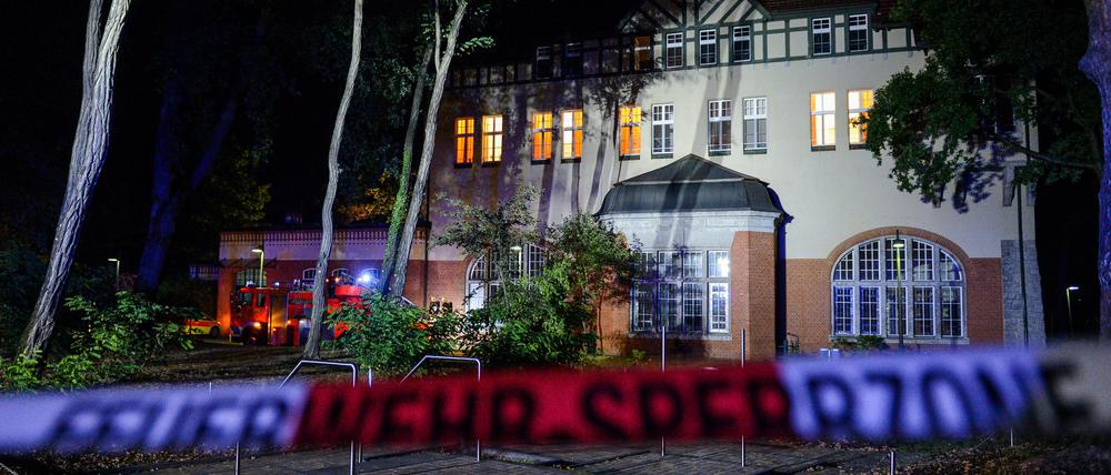 Ein Feuerwehrauto steht vor einer neurologischen Fachklinik in Beelitz-Heilstätten (Potsdam-Mittelmark). Zwei Menschen wurden bei dem Brand leicht verletzt.