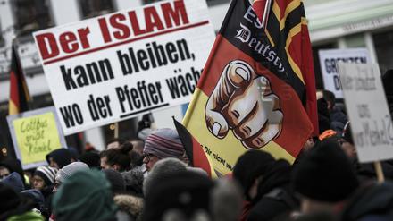 Teilnehmer der Demonstration des Bürgervereins "Zukunft Heimat" gegen Flüchtlinge in Cottbus. 