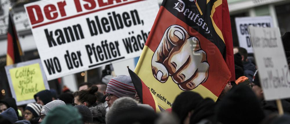 Teilnehmer der Demonstration des Bürgervereins "Zukunft Heimat" gegen Flüchtlinge in Cottbus. 